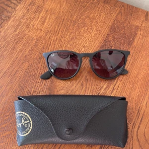 Ray-Ban Solglasögon - Säljer ett par klassiska Ray-Ban solglasögon. Köpta för länge sen men har inte används på flera år då jag inte tycker de passar mig längre. Säljer dessa nu för 600 kr🕶️☀️💐