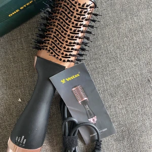 Värmeborste - Säljer denna värmeborste då jag aldrig använt den utan den har bara legat. 