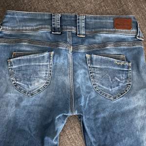 Så snygga pepe jeans som tyvärr är lite för stora på mig! De är i storlek 28/32! Köpte på sellpy men de har ej kommit till så mycket användning av mig!🩷🩷 300kr + frakt! Skriv vid frågor eller intresse 💕💕
