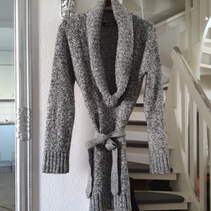 Cardigan/kofta - Lång skön stickad kofta med skärp Svart vitt glitter storlek s m