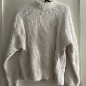 Stickad tröja - Fin vit tröja!