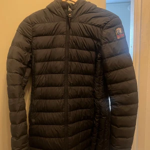 Parajumpers Irene - Väl använd men i bra skick förutom att ena fickan behöver sys, förövrigt hel och ren och varm
