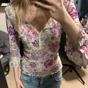 Blommig blus - Så gullig vit/ljusgrå blommig blus med knytning bak🎀 Passar Xs, S och M pga stretch + knytning! Svarar gärna på frågor om mått, prisförslag osv❤️
