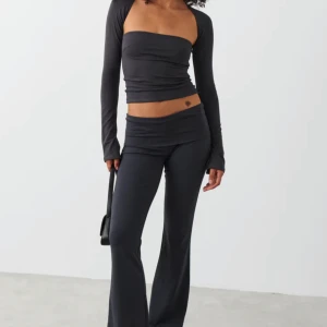 Grått set - Superfint sett från ginatricot!! Båda delarna är som ny. Toppen är i storlek M och byxorna är i storlek L. Säljer båda delarna för 200