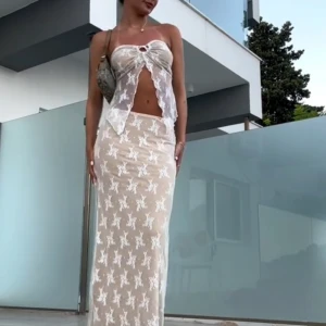 Spets set  - Världens finaste spets set, toppen är i storlek S och kjolen i XS men båda delarna är väldigt stretchiga. Säljer endast vid bra bud. Vet ej märke då det inte är några lappar kvar i 