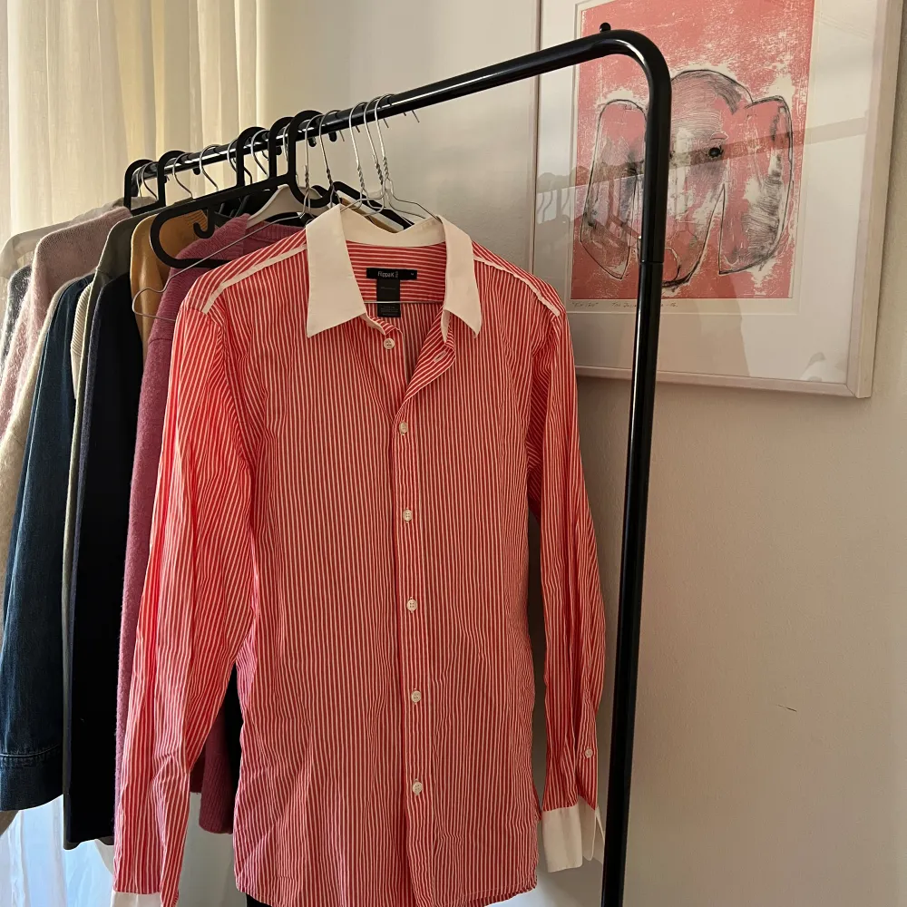 Röd vit randig skjorta från Filippa K, normal i storleken och i fint skick! Priset kan diskuteras vid en snabb affär. Skjortor.