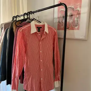 Röd vit randig skjorta från Filippa K, normal i storleken och i fint skick! Priset kan diskuteras vid en snabb affär