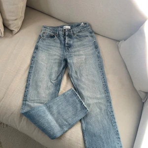 Jeans zara - Low waist straight jeans från zara storlek 36 som inte kommer till användning längre 