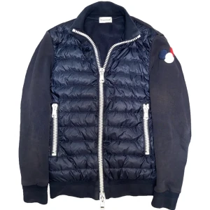 Moncler Down Cardigan  - - Navy - Storlek: Medium (liten i storleken) - Bra skick (8/10) - Nypris: 10.00 SEK