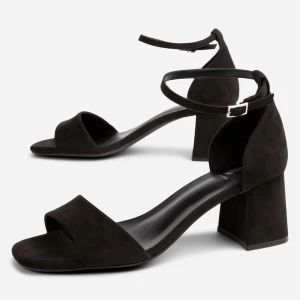 Svarta klackar från Dinsko - Svarta klackar från Dinsko. Använda vid 2-3 tillfällen. Mycket fint skick. Nypris 450kr.