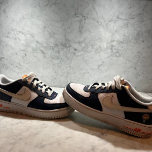 NIKE AIR FORCE 1 - Skorna är i väldigt fint sick använda fåtal gånger. Sick 9/10 ny pris ca 1100kr