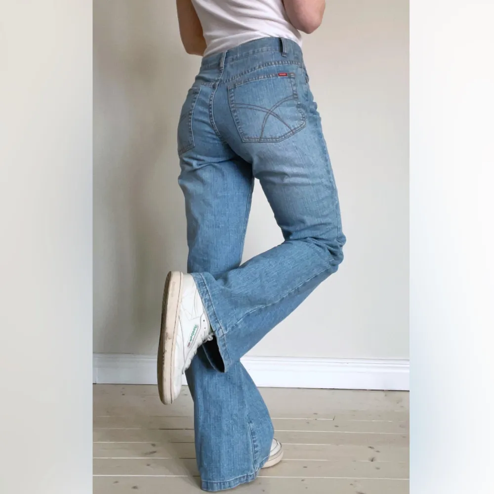 Vintage jeans. Strl W28. Midjemått: 68 cm, Innerbenslängd: 75 cm. Fint skick! Se även mina andra annonser, 3 för 2 på allt! 💫. Jeans & Byxor.