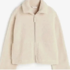 Teddyjacka H&M - Storlek Xs! Använd fåtal gånger så nästan ny❣️Passar perfekt till våren😍 (Sista bild är egen)