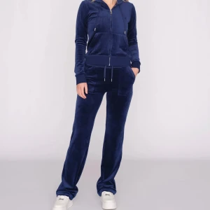 Juicy Couture tracksuit dark blue - Superfint mjukissett. Jättefint skick. XS i byxorna och S i tröjan.  Ända defekten är att mital grejen på ett av snörena har åkt av i tvätten. Man kan köpa en ny och sätta på