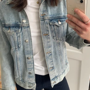 Jeansjacka  - Skitsnygg jeansjacka som jag tyvärr inte använder längre. Jättefin kvalite, har används men inga märkbara slitage alls. Perfekt nu inför våren 😍 Är i storleken XS men passar även mig som har S då den är lite oversized i storleken! 😇