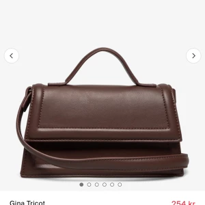 SÖKER - Söker denna handväska från gina tricot. Svart eller brun