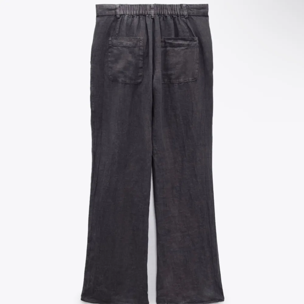 Mörkgrå linnebyxor från zara i storlek ses. Tyvärr för stora på mig🤍  Slutsåld på hemsidan. Jeans & Byxor.