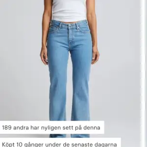 Snygga jeansen från Bik bok som nästan är slutsålda. I bra skick, endast använda fåtal gånger. Nypris: 699kr