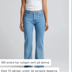 Low straight jeans 550 - Snygga jeansen från Bik bok som nästan är slutsålda. I bra skick, endast använda fåtal gånger. Nypris: 699kr