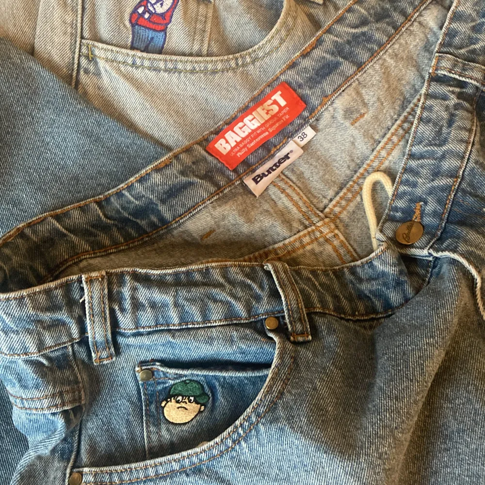 Jäkligt baggy jeans från butter i modellen BAGGIEST. Det finns inga tecken på brist, de är nästan nyskick🧼. Har dock enorma fickor, typ 30cm långa. Skicka dm för prisförslag eller om det dyker upp frågor. 💭. Jeans & Byxor.