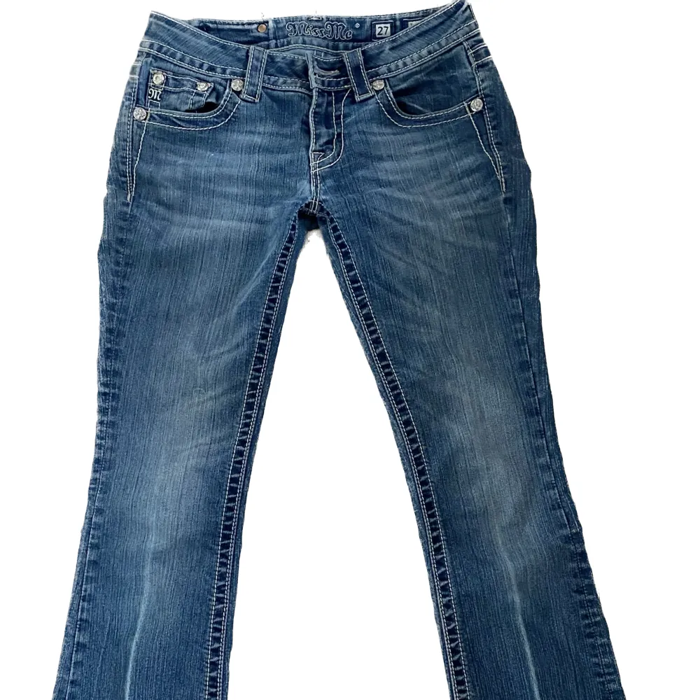 säljer dessa as snygga Miss Me jeans storlek 27 då dom är för stora i midjan på mig!🫶🏼. Jeans & Byxor.