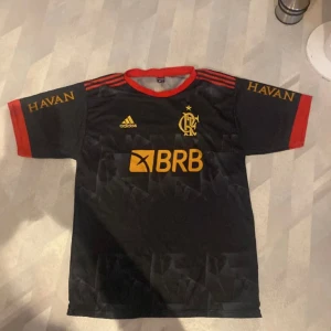 Fotbollströja Brasilien Flamengo  - Fotbolls tröja från det brasilianska laget Flamengo. Storlek M/L