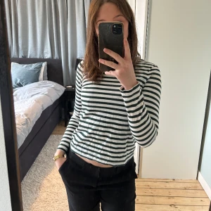 Randig topp - Så söt randig topp med mörkgröna ränder. 