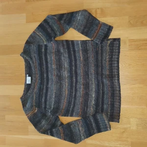 Stickad höst tröja - Står inte vad det är för strolek men passar mig och jag brukar ha S. Köpt på Second Hand. Inga defekter. Skriv om du har några frågor💕