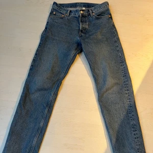 WEEKDAY - Knappt använda jeans sick 9/10 köpt för över 1000 kr åtminstone. Säljer varan då det ej kommer till användning. Pris kan diskuteras 