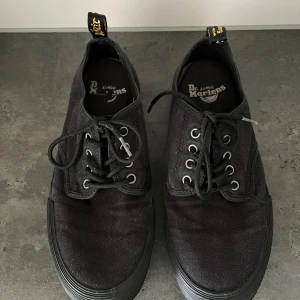 Dr Martens Pressler Canvas Shoe - Storlek 42. Använda en del men har fortfarande mycket kvar att ge. Tyg utsida helt, undersula hel, bara lite sliten. Det enda att anmärka är att tyg på innersula lossnar i kanterna, se bild 3.  Köpta för 899:- på Hepcat Store i Lund. 