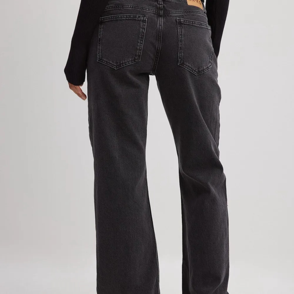 Säljer mina svarta low waisted jeans från NA-KD i storlek 38. Jeansen är helt oanvända och säljs på grund av att de inte passar mig. . Jeans & Byxor.