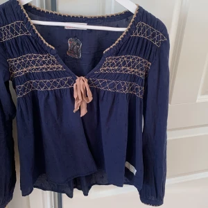 Blus - Mörkblå blus med fina detaljer från Odd Molly! I jättebra skick/nyskick💙💙💙