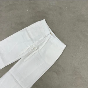 Alobha Label Low Waist Linnebyxor  - Säljer minds superfina low waist linnebyxor Alobha som jag bara har använt 3 gånger. Byxorna är upplagda så att dom passar mig som är 162, men det går att lägga ner dom igen. 💗Nypris 899kr