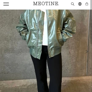 Meotine bomber jacka militärgrön - Helt ny jacka från Meotine som köptes på deras sample sale. Den var för stor för mig så jag måste skicka tillbaka den men vill kolla intresset här först. Nypris är €370 men jag köpte den för €74. Den är slut i alla storlekar på hemsidan