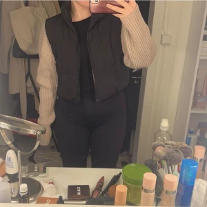 Svart väst  - Denna svarta väst kommer från HM i storlek S, säljer för 100kr!