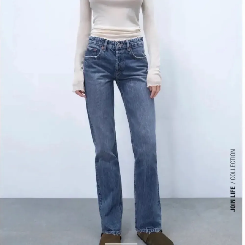 Säljer dessa fina mid rise straight jeans från Zara. Denna modellen säljs inte längre. (Inte mina bilder) . Jeans & Byxor.
