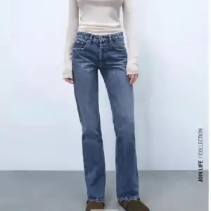 Säljer dessa fina mid rise straight jeans från Zara. Denna modellen säljs inte längre. (Inte mina bilder) 