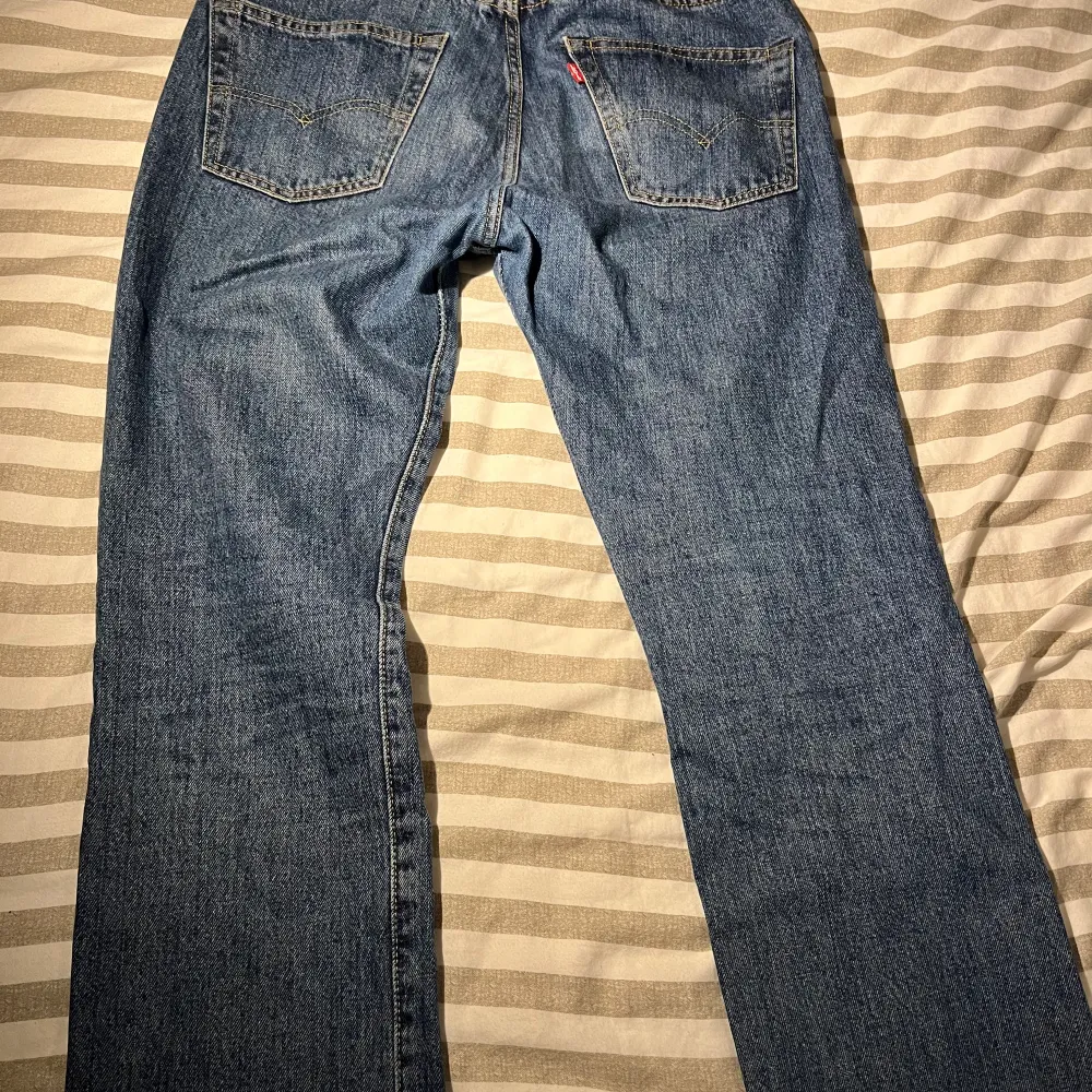 Sköna Levi’s 501 jeans som är i bra skick, säljer då de inte passar mig längre. Köpta från Levi’s egna butik. Storlek 30x30. Skriv för fler bilder eller frågor. Pris kan diskuteras.. Jeans & Byxor.