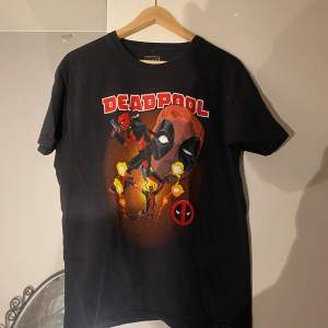 As fet Deadpool t-shirt. Använd fåtal gånger. Skick 10/10. Det står att den är storlek M, dock är den stor som en S