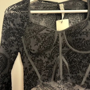 Spets topp - Säljer denna fina spets topp/blus. Aldrig använd, fortfarande prislapp kvar. Storlek M/L ❤️‍🔥
