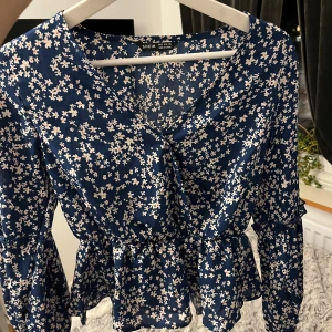 Blommig blus  - Jätte söt blommig blus