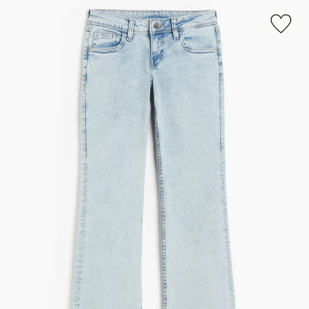 Säljer dessa eftertraktade jeans som är slutsålda hela tiden och knappt går att få tag i❤️ de är i superfint skick och märks knappast av att de är använda . Jeans & Byxor.