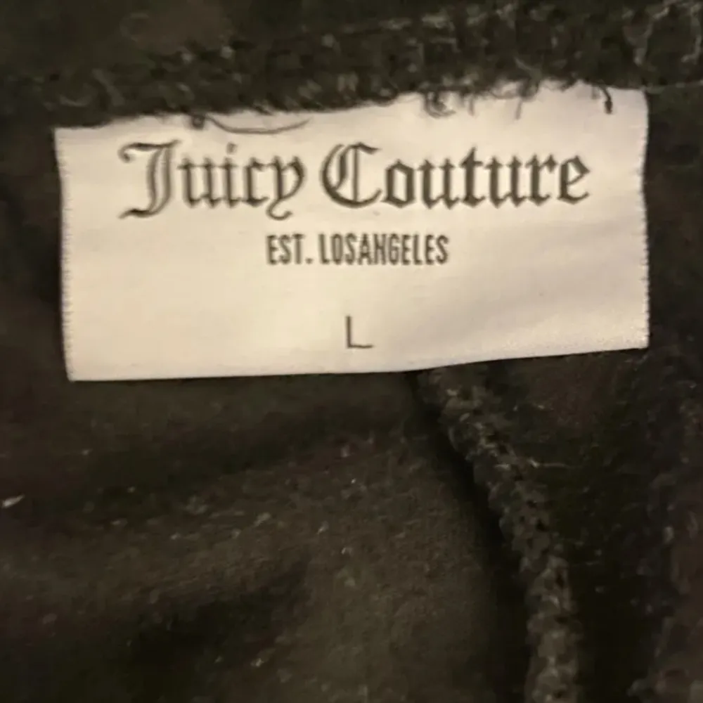 Mycket fina velourbyxor av märket Juice Couture. Storlek L. Skulle säga att dom är något stora i storlek. Fint skick, och vad jag kan se är alla strasstenar kvar.. Jeans & Byxor.