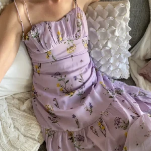 Sommarklänning  - Vacker sommarklänning med dragkedja i ryggen och justerbara axelband  Nyskick, använd två gånger 