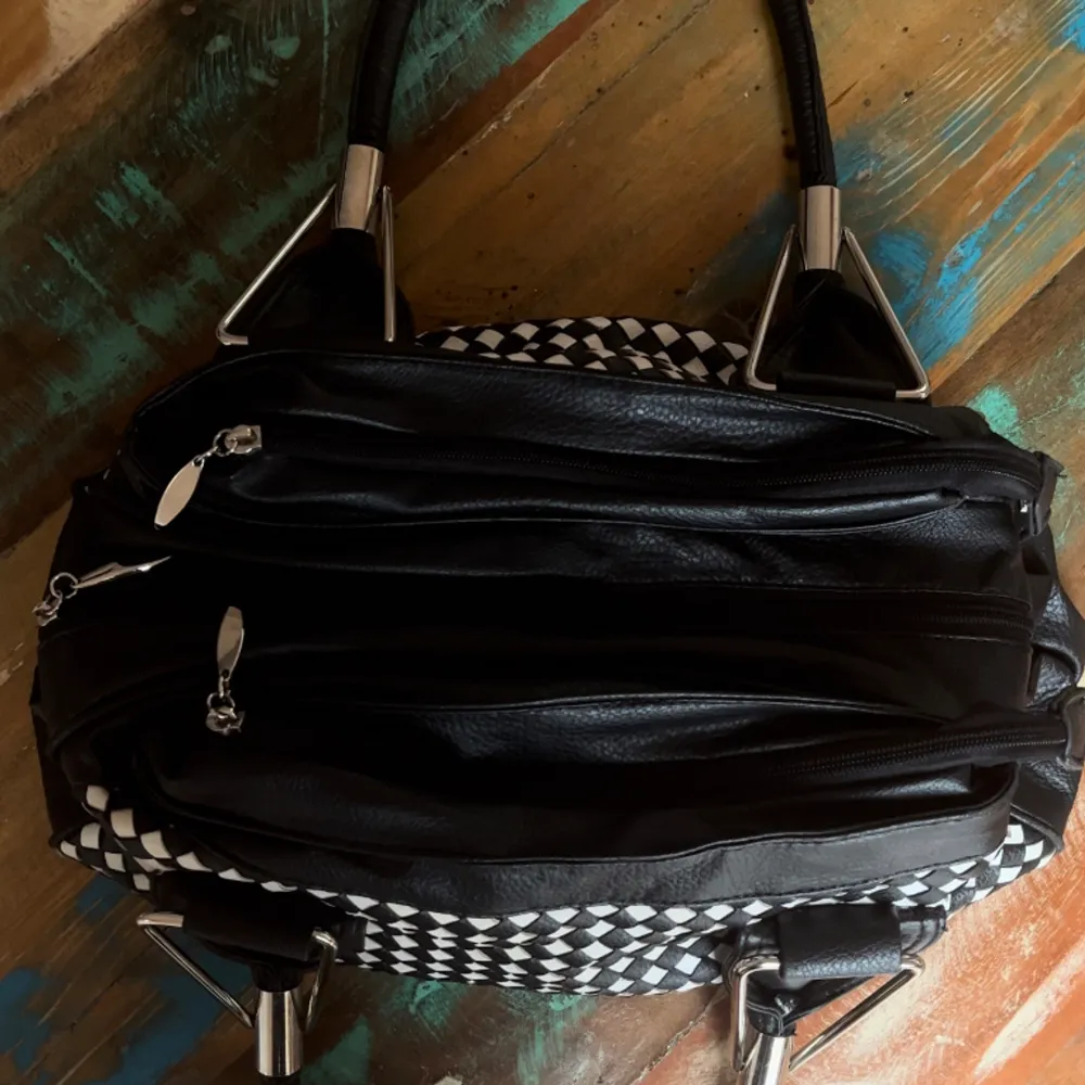 Handväska med svartvitt rutmönster som är flätat. Väldigt rymlig för dens storlek, 3 olika fack med dragkedja🖤🤍. Väskor.