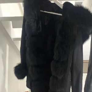 Fatima jacka  - En Fatima jacka med äkta päls, använd några få gånger. Super fin och värmer.  Äkta päls!