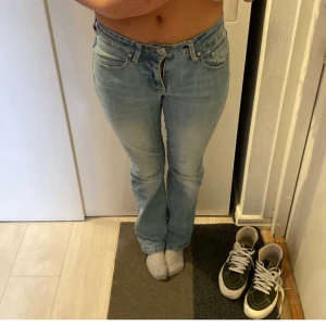 Bootcut jeans  - Säljer dessa jeans pågrund av att jag behöver bli av med några jeans. Skitsnygga och typ oanvända. Köp direkt för 400 eller var med i budgivningen 💕