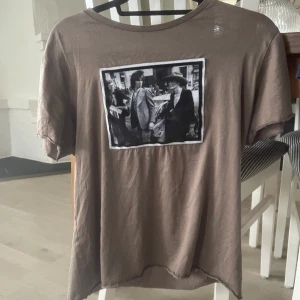 Limitato tröja - En riktigt snygg limitato tröja till ett riktigt bra pris! Det finns en defekt dock på baksidan som man ser på andra bilden men det syns inte när man har någonting över som man oftast har. Alla plagg stryks alltid innan de skickas.