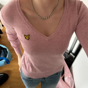 Lyle & Scott tröja - Super fin stickad tröja från Lyle & Scott i storlek XS💕 Knappt använd så i super bra skick 
