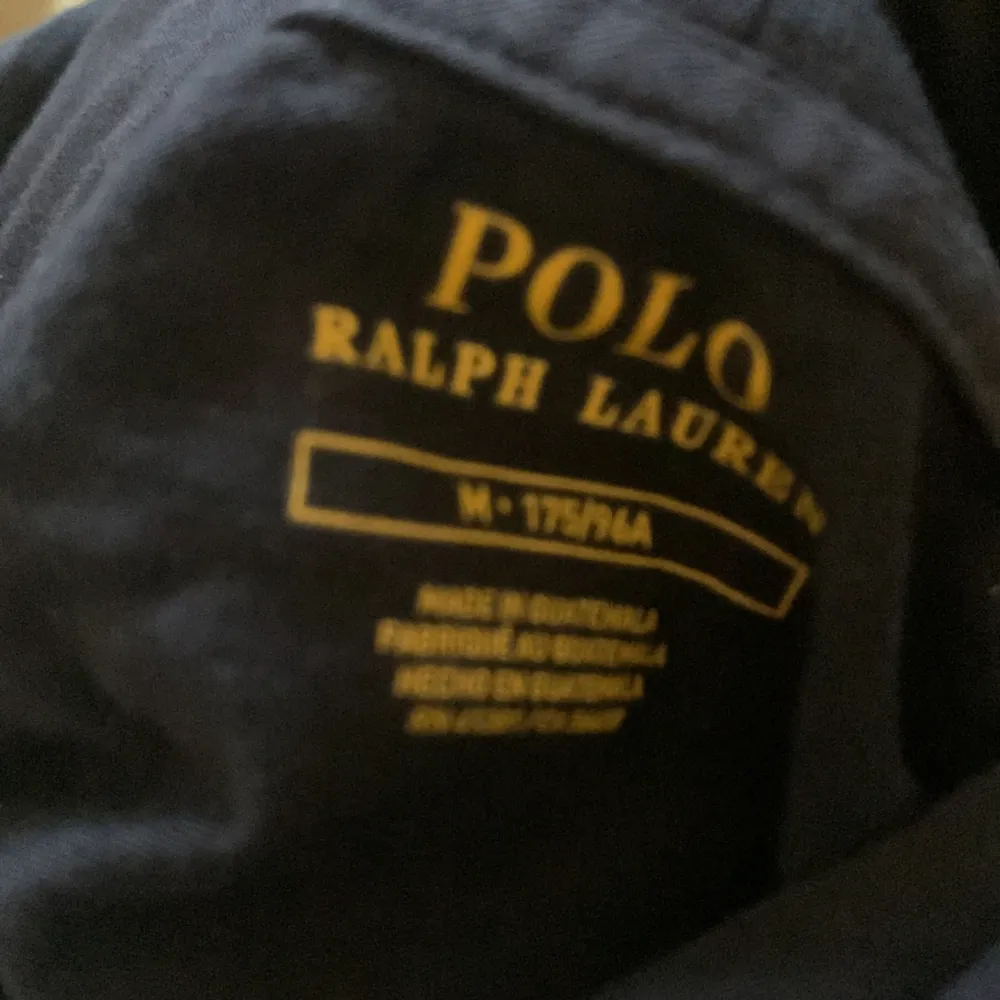 En polo Ralph lauren tröja som är använd max 5 gånger. Sitter väldigt bra för någon som har M. Lite tunnare tyg. . Hoodies.